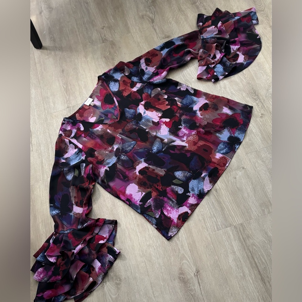 Blouse with ruffled sleeves. Multi-colors, red, black, pink. Size Large